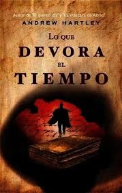 Lo que devora el tiempo de Andrew Hartley, portada del libro